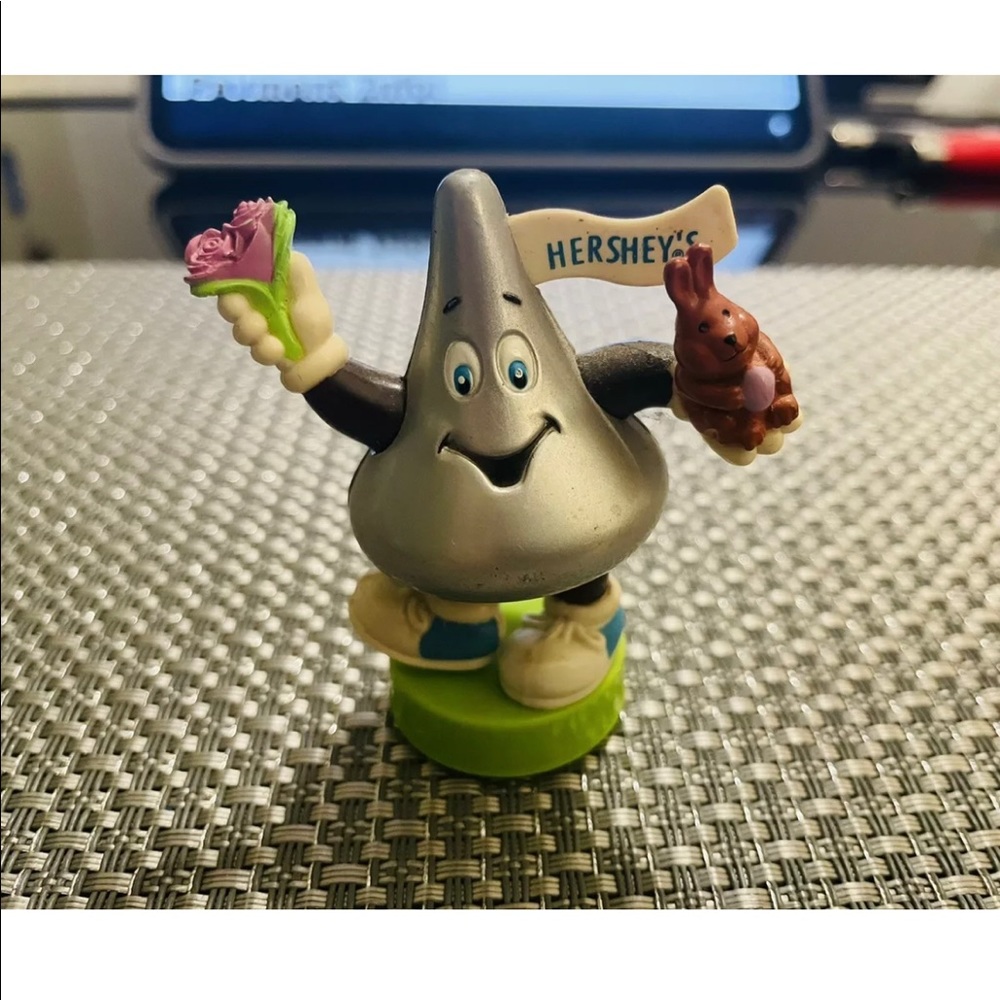 VINTAGE FIGURE HERSHEYS KISS w/EASTER BUNNY & FLOWERS